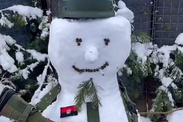 Як у лавах ЗСУ на передовій з’явилися бойові сніговики (ВІДЕО)