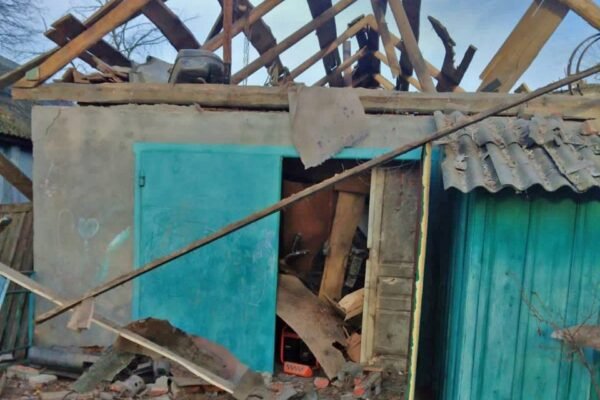 Пошкоджені електроопори та будинки: росіяни обстріляли громади Сумщини (ФОТО)