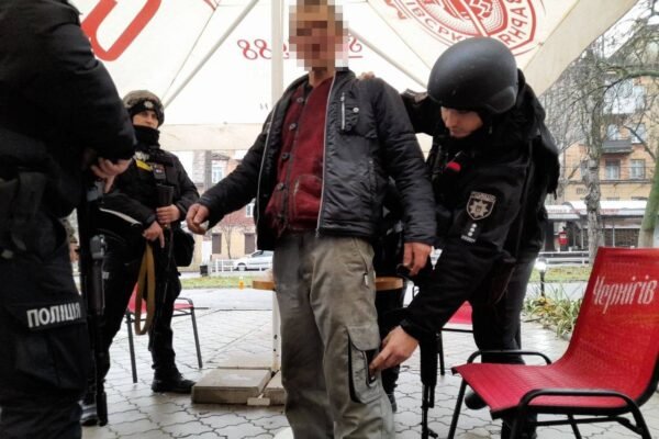 Проспав звільнення: У Херсоні чоловік погрожував здати окупантам за гасло “Слава Україні” (ФОТО)