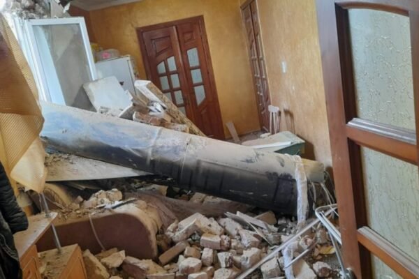 Жінка з дитиною були в сусідній кімнаті: Подробиці влучання ракети в будинок на Івано-Франківщині (ФОТО)