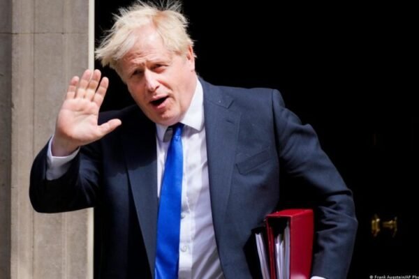 “Добрий день, Everybody”: Як експрем’єр Британії Джонсон слухав українську пісню про себе (ВІДЕО)