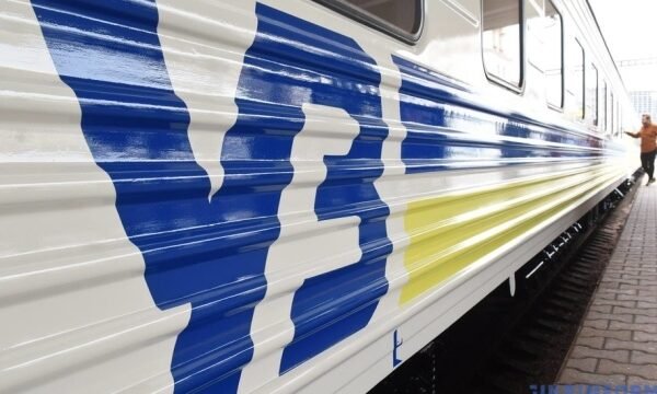 Через ракетну атаку знеструмлено кілька ділянок залізниці. Потяги затримуються, – Укрзалізниця