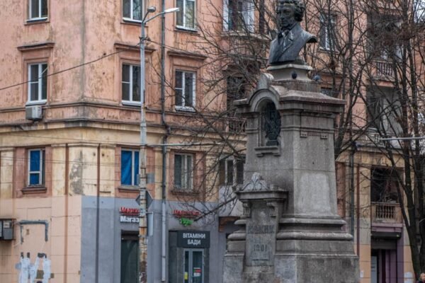 У Дніпрі демонтують пам’ятники Пушкіну, Ломоносову, Горькому і сховають у “Зооконтролі”, – Філатов