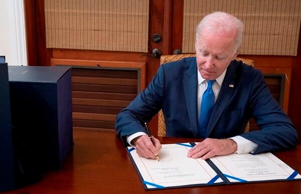 Байден підписав закон про бюджет США, який передбачає надання допомоги Україні