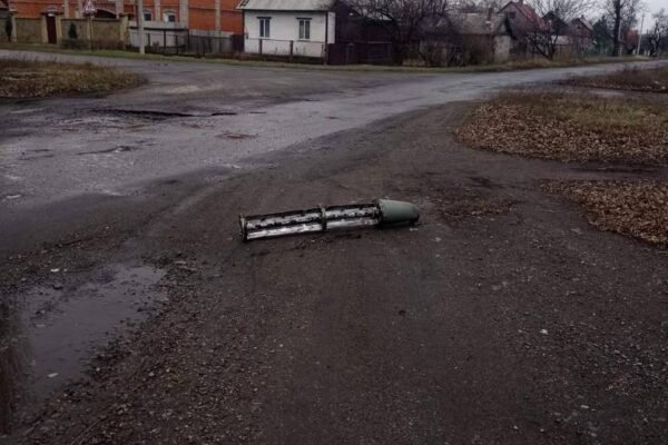 У місті Гірник на Донеччині російський снаряд прилетів на територію ринку. Є поранені (ФОТО)