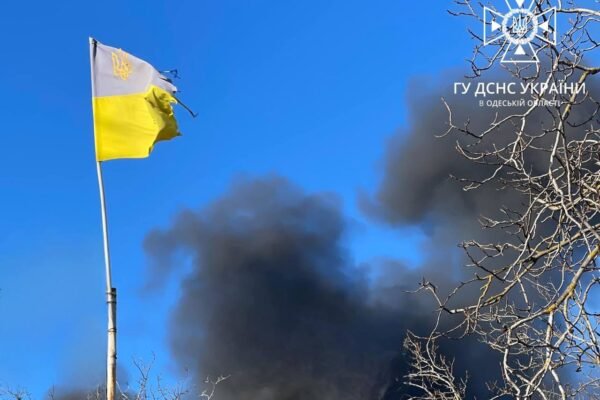 Незламний, як всі українці: На місці ракетного удару на Одещині встояв український прапор (ФОТО)