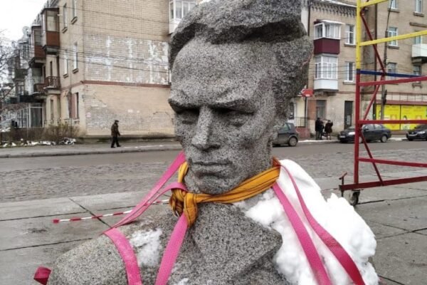 Пам’ятник Островському у Шепетівці на Хмельниччині відправили “на вічний спокій” (ФОТО, ВІДЕО)