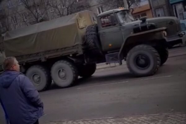 З Маріуполя у бік Бердянська вирушила колона техніки окупантів (ВІДЕО)