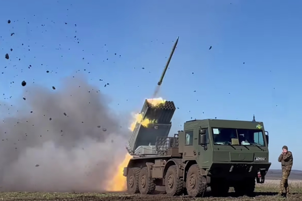 Як бійці ЗСУ з “Вампіра” передають російським військам “подарунки” на фронті (ВІДЕО)