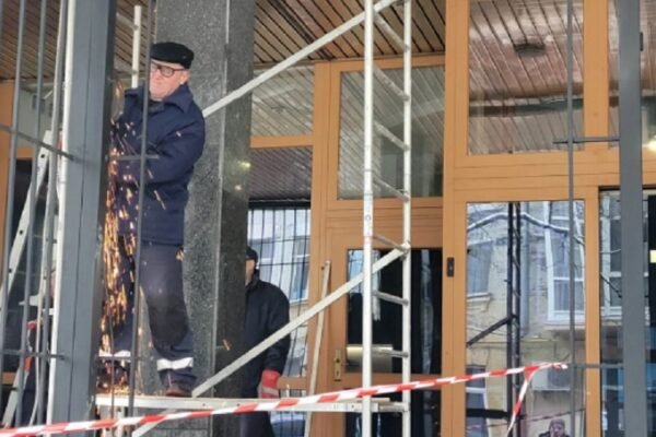 Біля будівлі “Укрнафти” у Києві почали демонтаж “решіток Коломойського” (ФОТО)