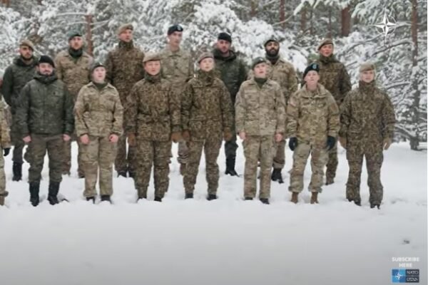 Військові НАТО заспівали “Щедрик” у засніженому лісі у Латвії (ВІДЕО)