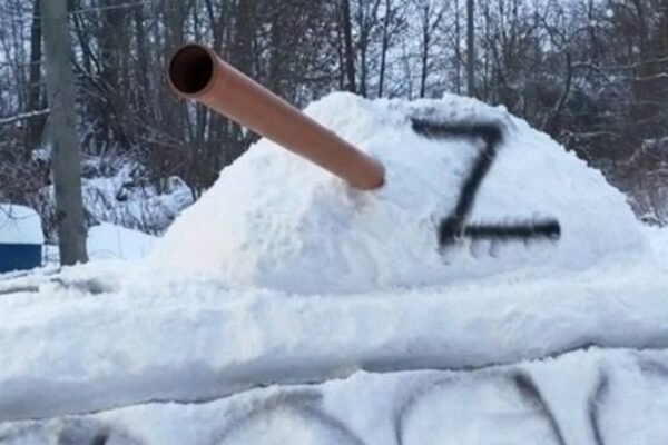 На росії батьки мобілізованого зліпили зі снігу на честь сина величезний танк (ФОТО)
