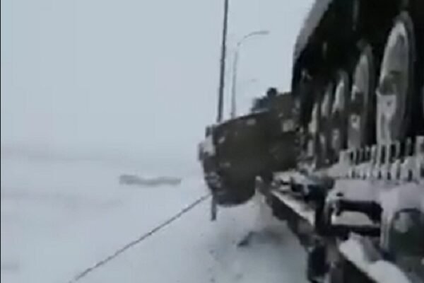 Як в росіян дорогою на фронт з ешелонів вивалюється техніка (ВІДЕО)