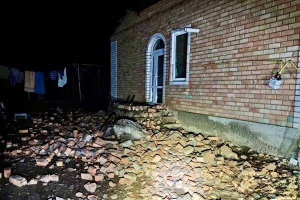 Понівечені будинки, газогін та електромережа: Ворог всю ніч гатив по Нікопольщині (ФОТО)