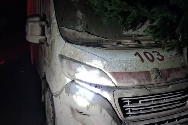 В Куп’янську ракета росіян поцілила в “швидку”. Поранено фельдшера (ФОТО)