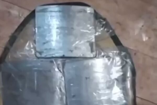 Зліплено зі скотчу з натяком на бронежилет: Бійці ЗСУ захопили екіпіровку окупантів (ВІДЕО)