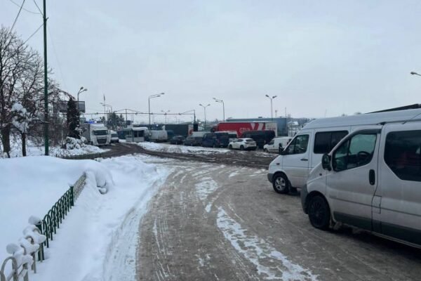 Рясний снігопад уповільнив рух автівок на кордоні з Польщею у Львівській та Волинській областях (ФОТО)