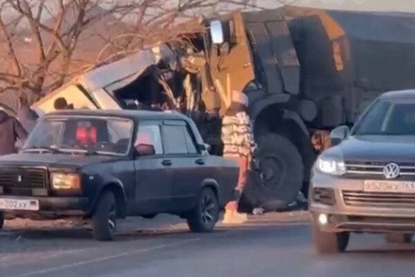 Вантажівка з рашистами протаранила маршрутку під Торезом. Відомо про 16 загиблих (ФОТО, ВІДЕО)