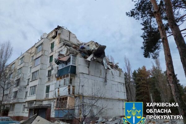 В Офісі Генпрокурора оприлюднили фото понівеченої ракетами 5-поверхівки на Харківщині (ФОТО)