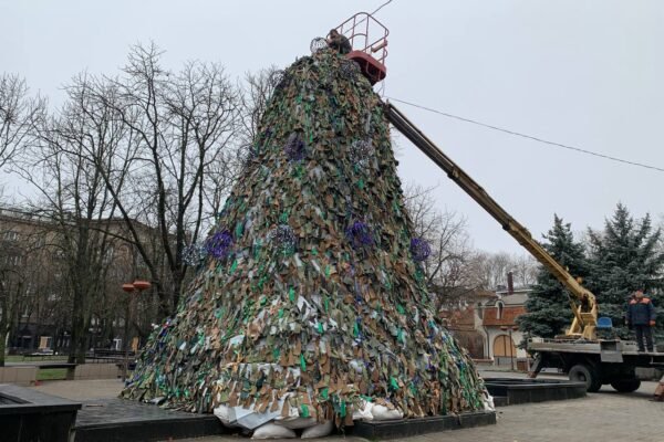 У Миколаєві встановили новорічну ялинку у мілітарі-стилі (ФОТО)
