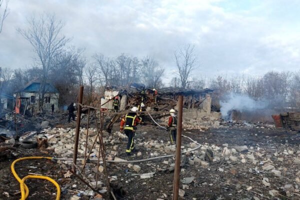 В Офісі президента показали наслідки падіння уламків ракети в Дарницькому районі Києва (ФОТО)