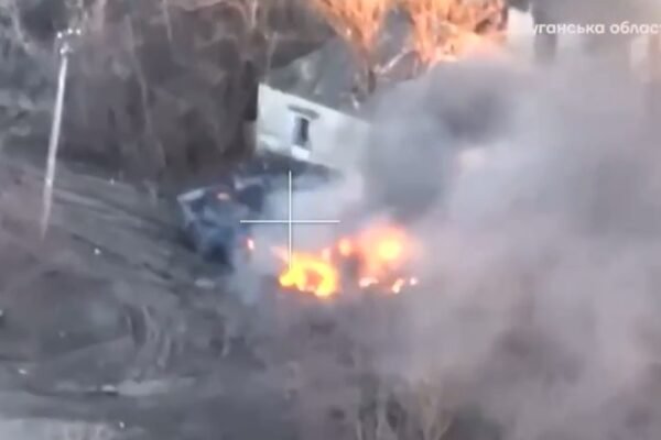 Бійці ЗСУ влучним ударом знищили російський БТР на Луганщині (ВІДЕО)
