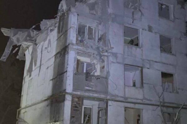 Окупанти не припиняють терор: На Харківщині ракета поцілила в будинок, є поранені