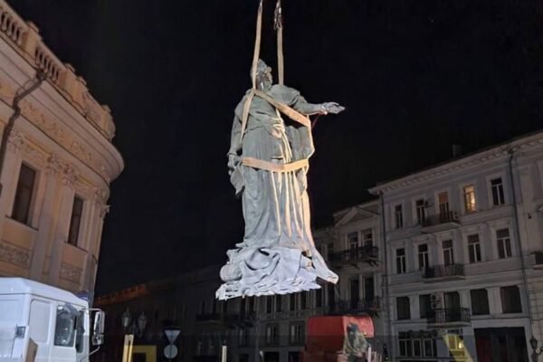 Пам’ятник Катерині ІІ в Одесі демонтували (ФОТО, ВІДЕО)