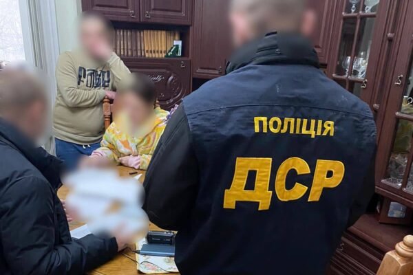 Посадовиця Чернівецької ОВА допомагала ухилянтам виїжджати за кордон