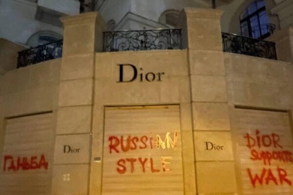 Dior поплатився за підтримку рф: у Києві бутік бренду покрили антивоєнними написами