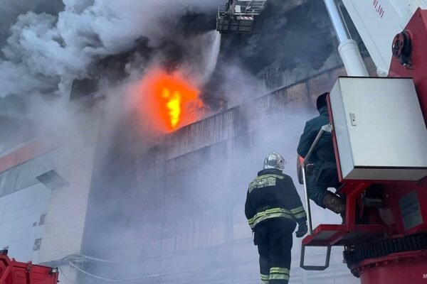 Пригнали кілька десятків одиниць техніки: Як на росії палає шинний завод (ВІДЕО)