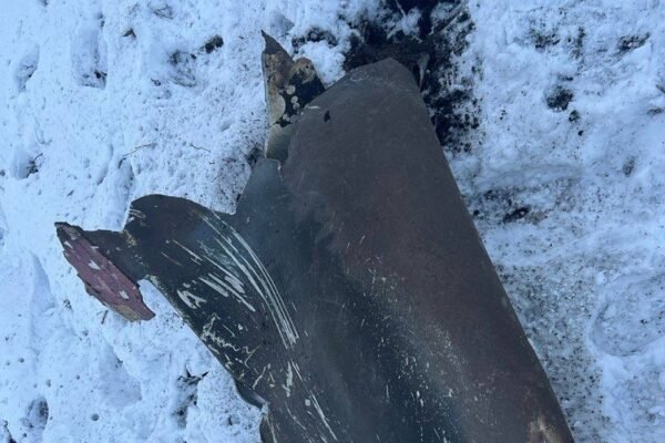 Очільник поліції Київщини показав уламки збитого над Київщиною дрона-камікадзе (ФОТО)