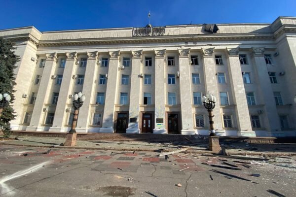 Російські війська обстріляли будівлю Херсонської ОВА (ФОТО)