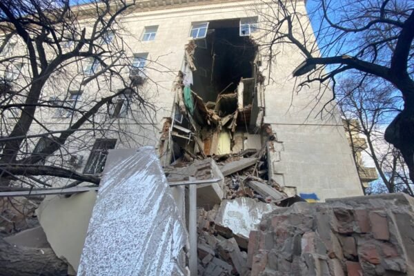 Окупанти знову обстріляли будівлю Херсонської ОВА (ФОТО)
