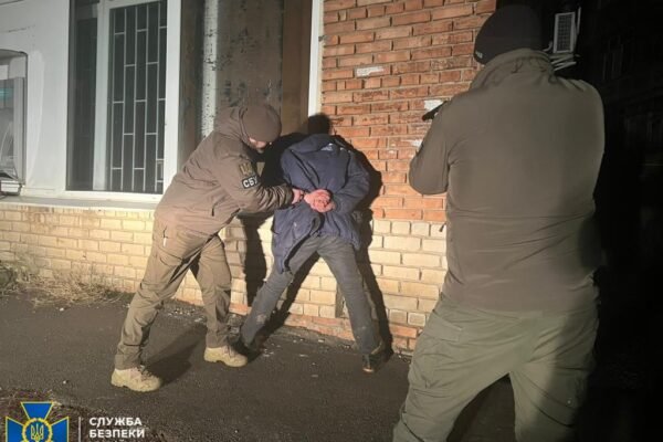 СБУ затримала російського агента, який навів ракетний удар по школі та лікарні у Лимані (ФОТО)