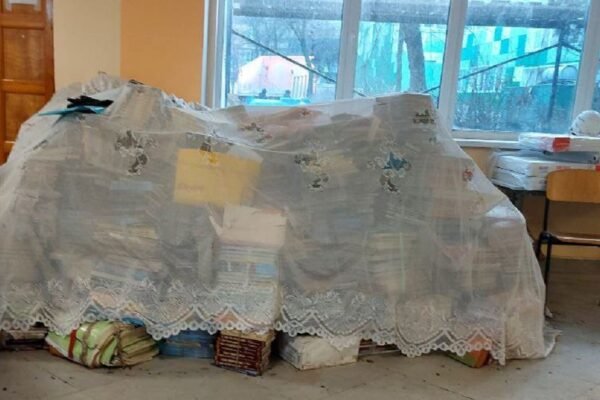У Маріуполі посеред школи звалили українські підручники і накрили дірявими гардинами (ФОТО, ВІДЕО)