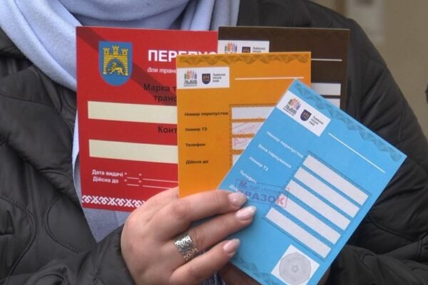У міськраді Львова заявили, що начальник патрульної поліції подарував дівчині “сувенірну” перепустку на площу Ринок