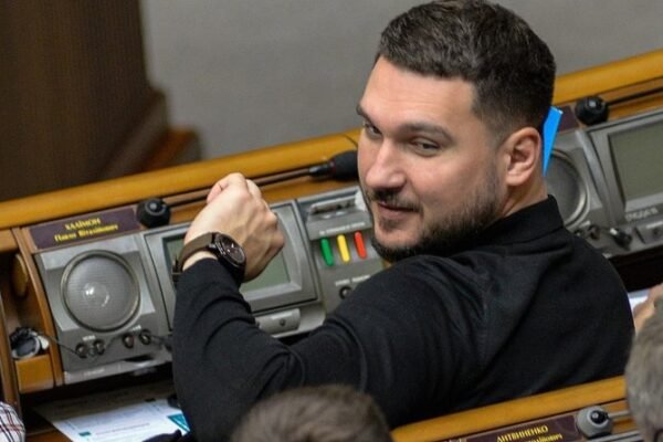 Арахамія повідомив про звільнення з посади заступника голови фракції “Слуга народу” у ВР