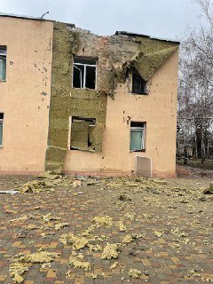 Рашисти обстріляли Курахове: Поцілили в лікарню та житлові будинки (ФОТО)