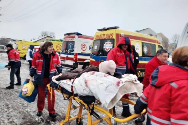 Найбільша медична евакуація: Спецпотяг привіз хворих з Херсона та околиць на Львівщину (ФОТО)