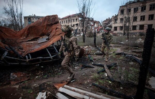 Будівлі переходять з рук у руки, ніхто не рахує загиблих: Боєць ЗСУ розповів про ситуацію в Соледарі