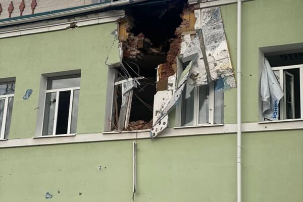 Прицільним ударом окупанти зруйнували Центр надання соціальної допомоги в Бахмуті (ФОТО)