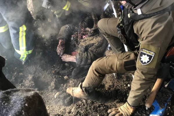 Світ повинен це бачити: Як дістають людей з-під завалів ринку на Харківщині (ФОТО)