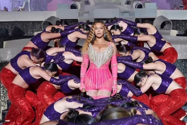 Як Бейонсе в Еміратах вразила глядачів рожевою сукнею від українського дизайнера (ФОТО)