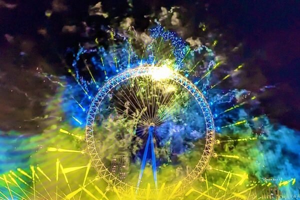 Пісня “Стефанія” і синє-жовта ілюмінація: Як Лондон зустрічав новий рік в українському стилі (ВІДЕО)