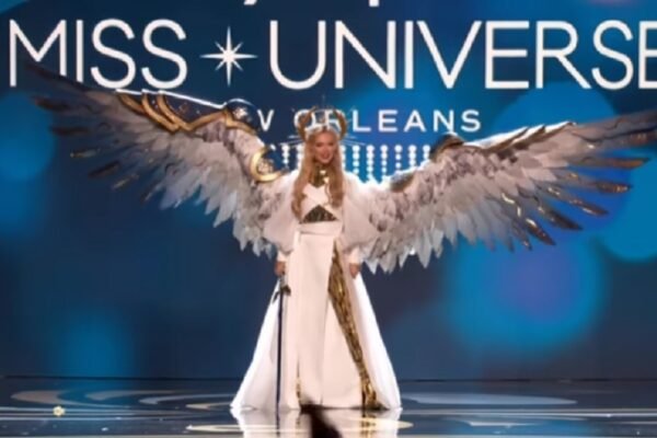 “Воїн світла” із мечем: Українка вразила глядачів своїм вбранням під час “Міс Всесвіт” (ВІДЕО)