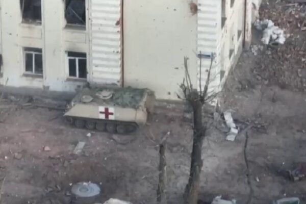 Як у Соледарі під вогнем евакуюють з поля бою поранених (ВІДЕО)