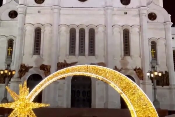 “Гундяй, не убій!”: Біля кафедрального собору у Москві залишили “криваве послання” російському патріарху (ВІДЕО)