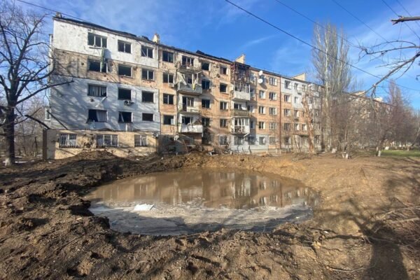 Російські терористи обстріляли житловий масив у Херсоні: В дворі будинку утворилася величезна вирва з водою