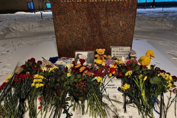 В Москві біля пам’ятника Лесі Українки невідомі вшанували жертв теракту в Дніпрі. Поліція почала “пакувати” всіх перехожих (ВІДЕО)